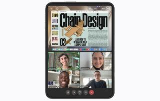 Aufgeklapptes iPhone Duo mit Zoom-Videokonferenz und geteilten Inhalten