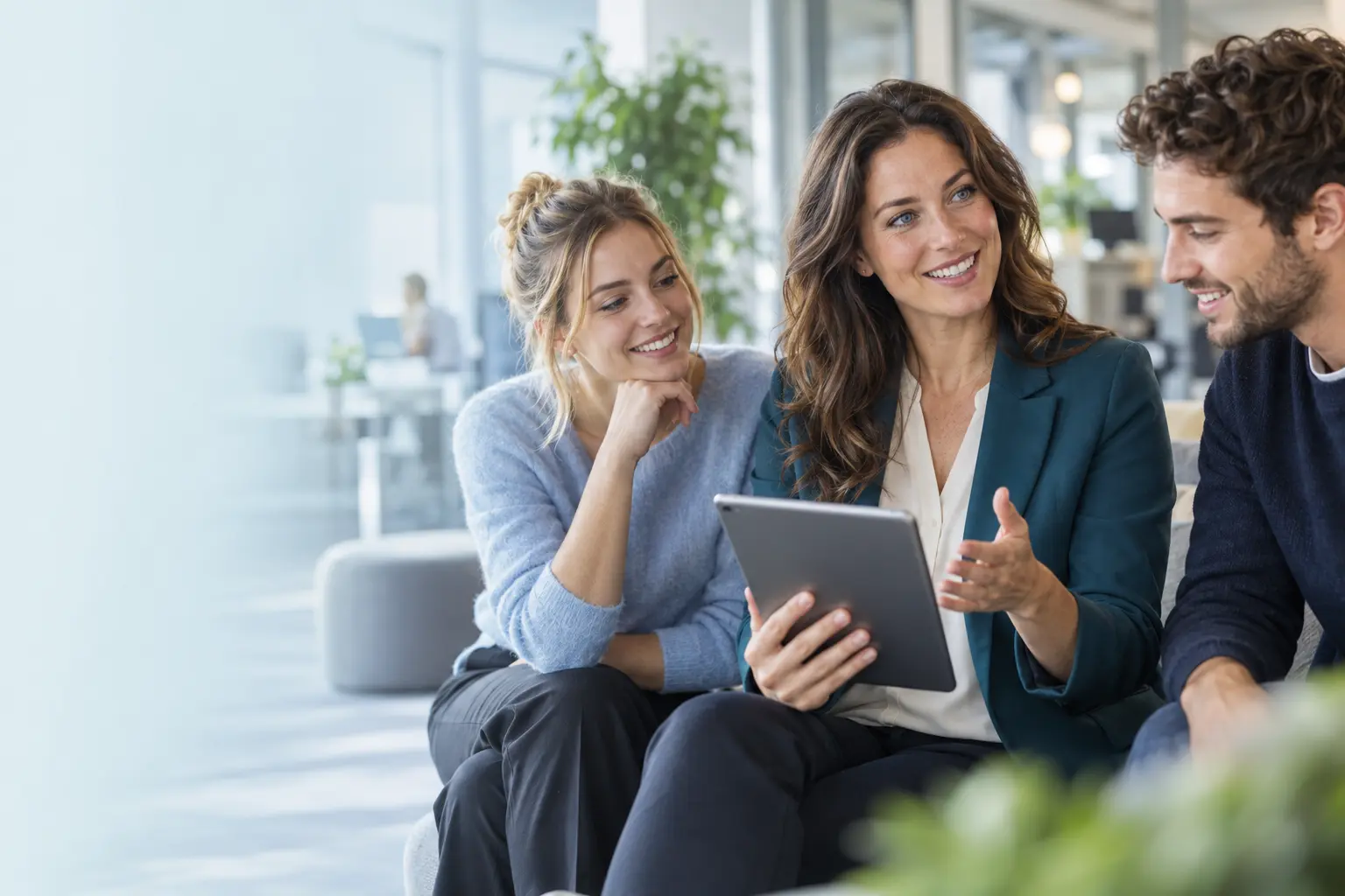 Marini-Team bespricht gemeinsam Ideen am Tablet