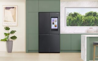 Samsung Bespoke AI Family Hub Kühlschrank mit Display in einer modernen Küche