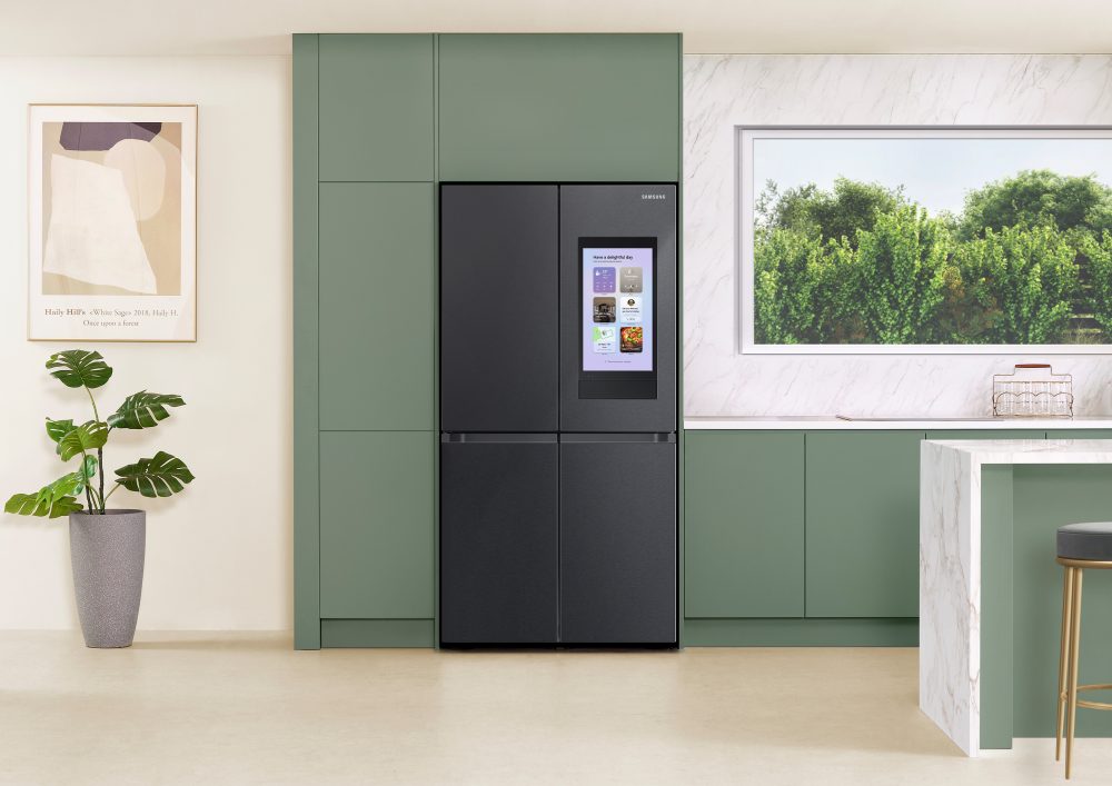 Samsung Bespoke AI Family Hub Kühlschrank mit Display in einer modernen Küche